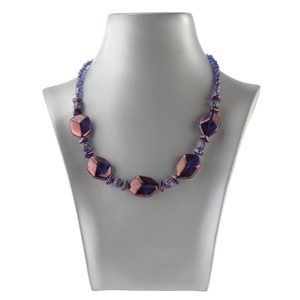 Náhrdelník ze skleněných kamenů a broušených korálků fialový