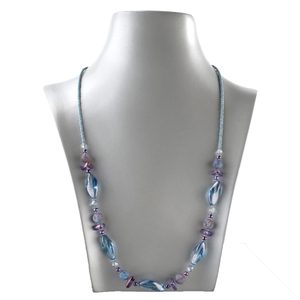 Náhrdelník zo skleněných kameňov a rokajlov modro-fialový