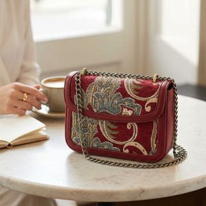 Bulaggi malá crossbody kabelka červená se vzorem BU30-261350