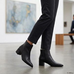 Högl elegantní hladký kotník na podpatku černý 2-104703-0100