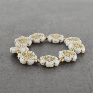 Náramok zo sklenených kameňov biele kvety/zlatý pokov