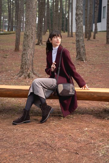 Remonte sešívaná crossbody kabelka s přívěškem hnědá/bronz Q0674-25