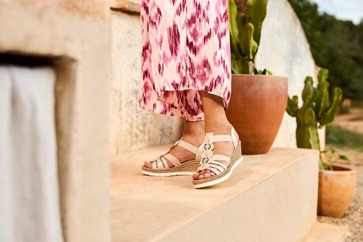 Rieker sandály na klínku beige/gold 619B2-60