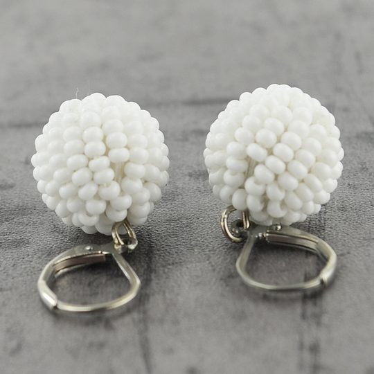 Náušnice rokajl visací kulička bílá