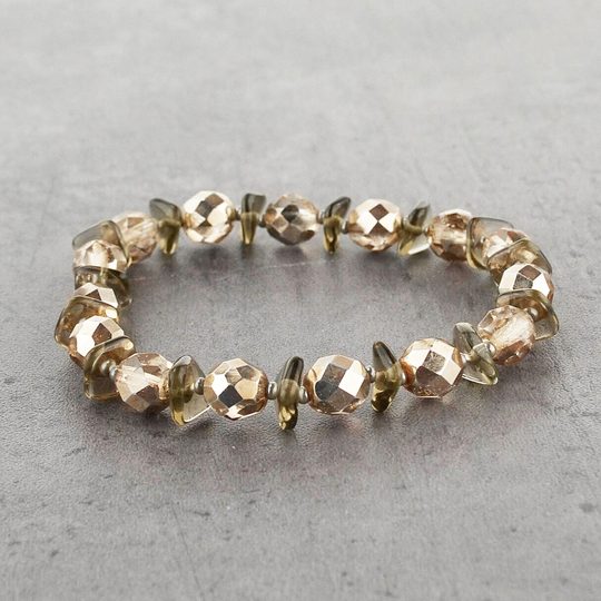 Náramek ze skleněných kamenů a broušených korálků šedý/ stříbrný pokov