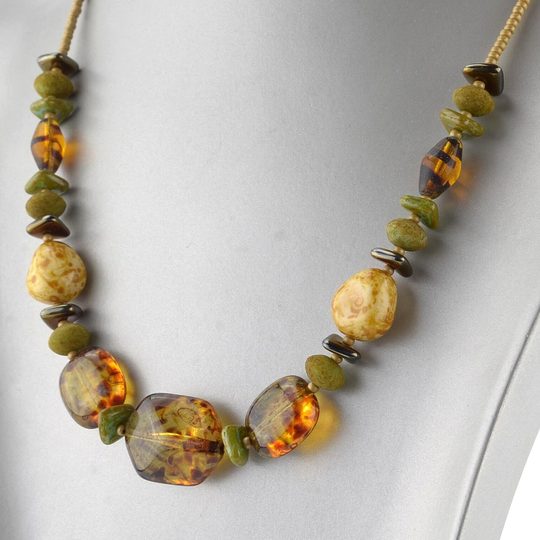 Náhrdelník ze skleněných kamenů a rokajlů medově-zelený
