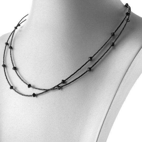 Dvojitý náhrdelník z drobných rokajlů a broušených korálků černý