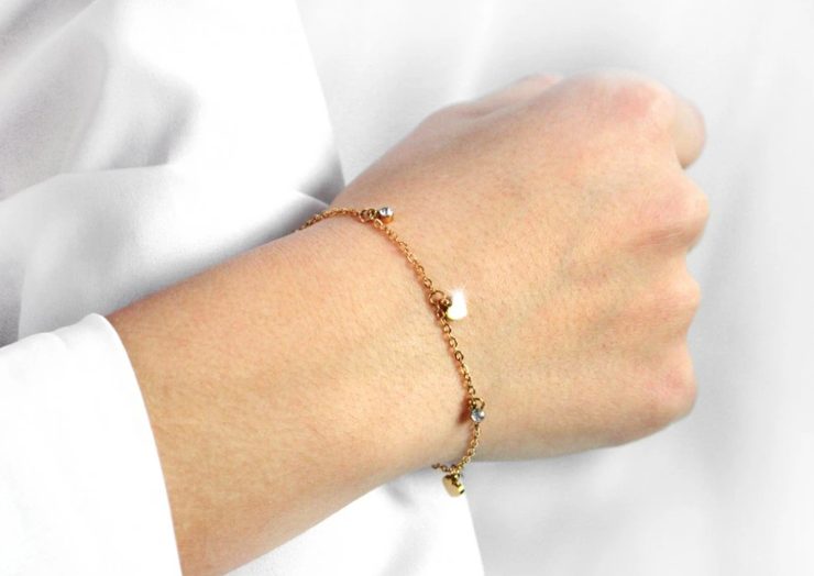 Náramek se srdíčky a krystal kamínky Swarovski zlatá ocel