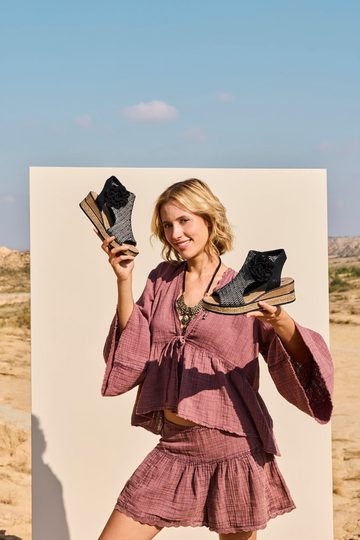 Rieker rímske sandále na kline čierne 63791-01