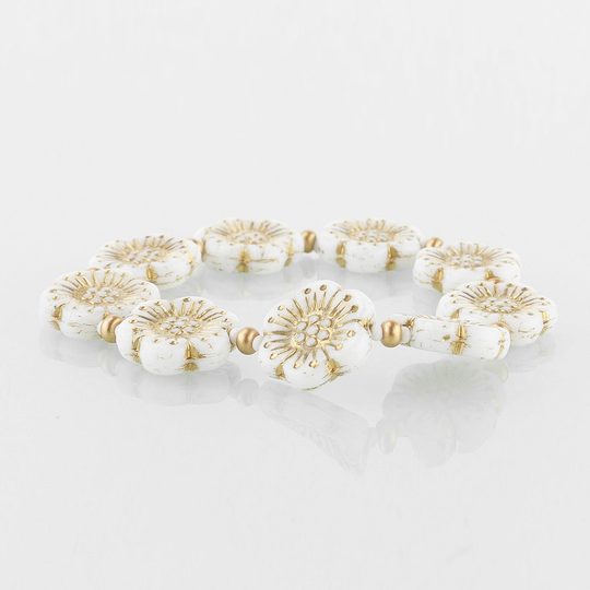 Náramek ze skleněných kamenů bílé květy/zlatý pokov