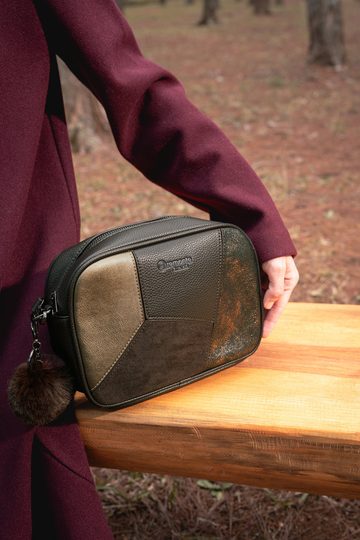 Remonte sešívaná crossbody kabelka s přívěškem hnědá/bronz Q0674-25
