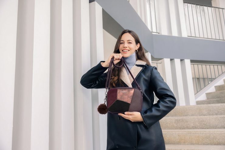 Remonte sešívaná crossbody kabelka s přívěškem vínová/fialová Q0674-35