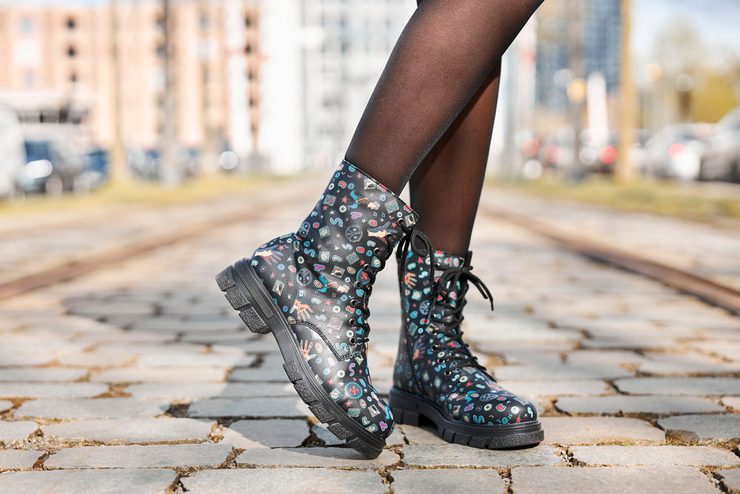 Rieker šnurovacia členková obuv na hrubej podošve čierna s potlačou Z9120-90