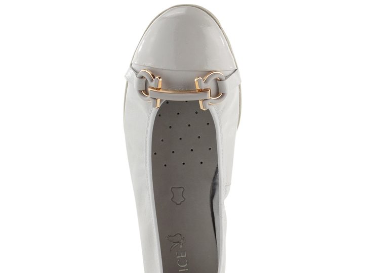 Caprice šedé kožené baleríny so zdobenou špičkou Light Grey 9-22172-20