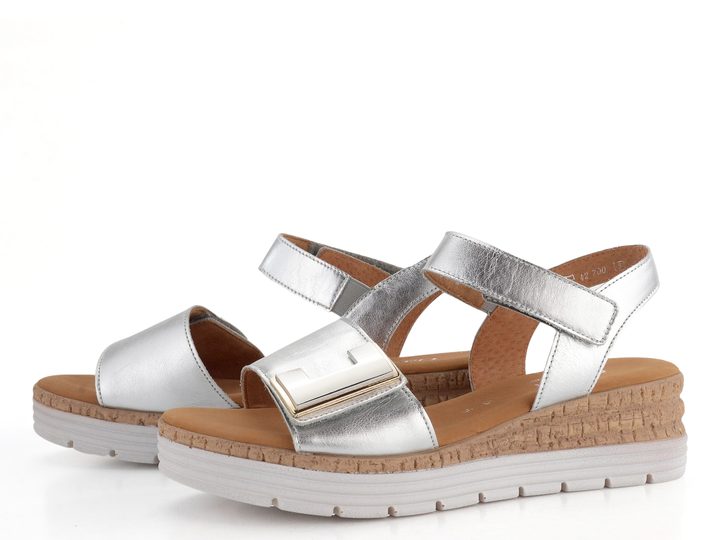 Gabor metalické sandály na klínu Silber 42.700.10