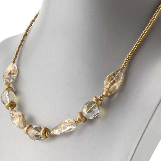 Náhrdelník ze skleněných kamenů a rokajlů čirý/zlatý pokov