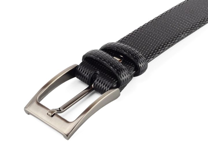 Pánský černý bombírovaný opasek s leštěnou sponou 34 mm