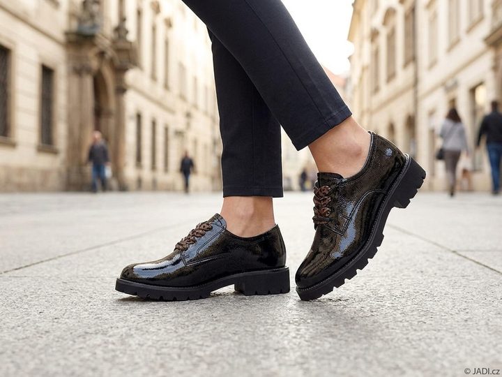 Tamaris lakované polobotky na hrubé podešvi black 1-23649-47