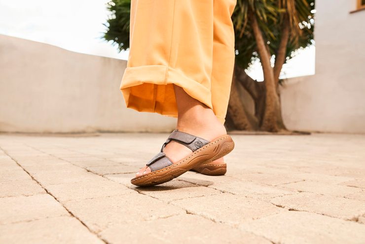 Rieker šľapky s pásikmi na suchý zips Mineral V2885-42