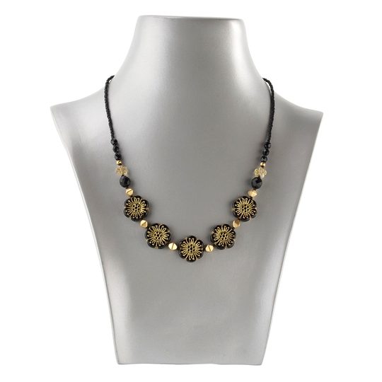 Náhrdelník ze skleněných kamenů a rokajlů černé květy/zlatý pokov
