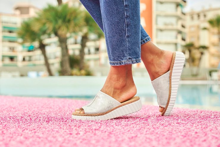 Rieker pantofle na klínku metalické 69288-60