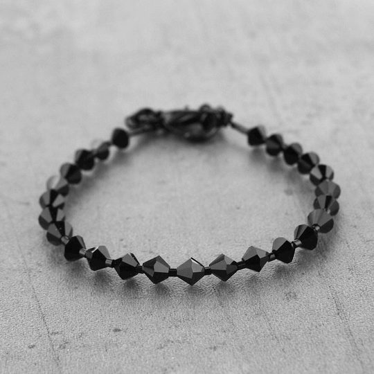 Náramek z broušených korálků černý