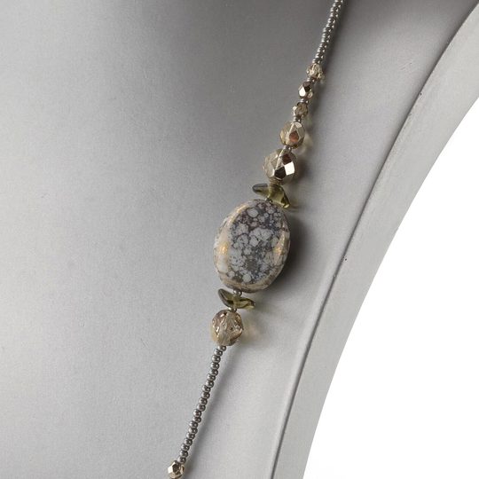 Náhrdelník ze skleněných kamenů a rokajlů mramorovaný šedý/pokov