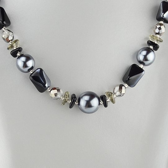 Náhrdelník zo sklenených kameňov čierny/hematit