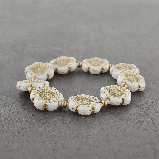 Náramek ze skleněných kamenů bílé květy/zlatý pokov