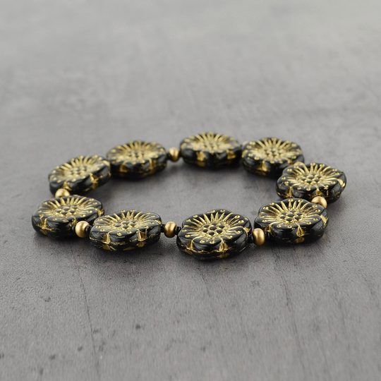 Náramek ze skleněných kamenů černé květy/zlatý pokov