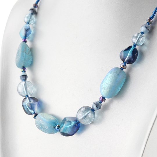 Náhrdelník ze skleněných kamenů a rokajlů modrý