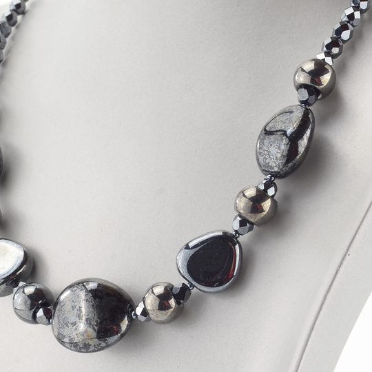 Náhrdelník ze skleněných kamenů tmavě šedý hematit