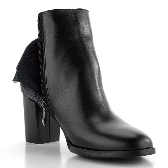 Barton kotník na podpatku černý s lesklou patní částí 24-2531