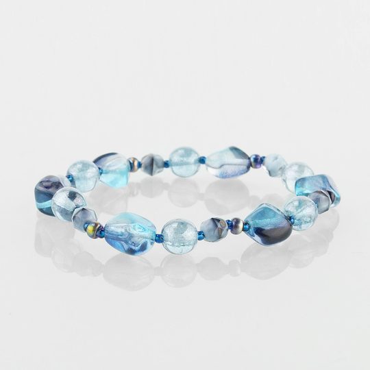 Náramek ze skleněných kamenů modrý