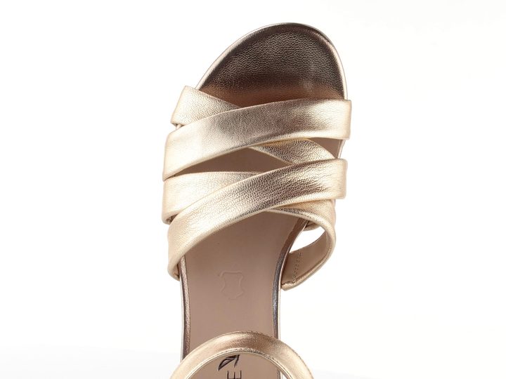 Caprice metalické sandály na podpatku Platin 9-28201-44