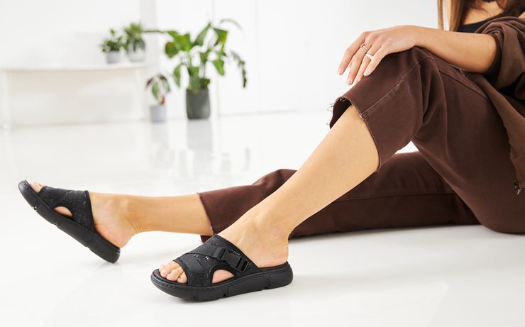 Rieker čierne šľapky s prackou 68990-01