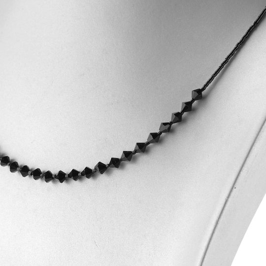 Jednoduchý náhrdelník z drobných rokajlů a broušených korálků černý