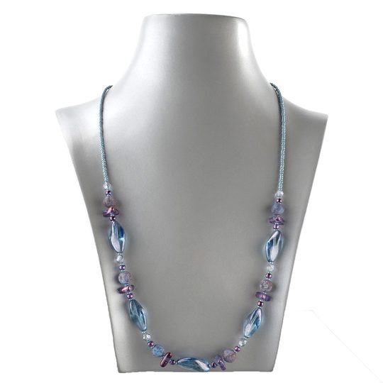 Náhrdelník ze skleněných kamenů a rokajlů modro-fialový