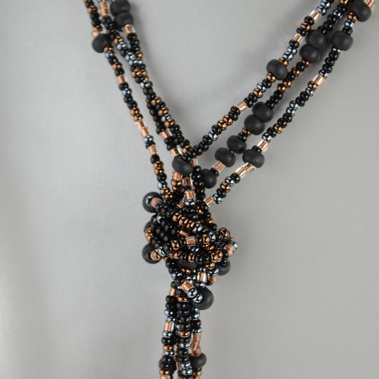 Náhrdelník rokajl dlouhý s uzlem černá/bronzová