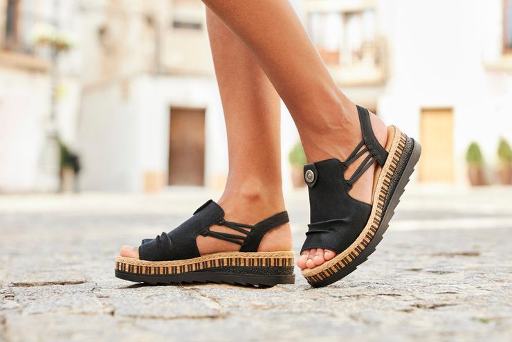 Rieker černé sandály se širokým nártem a gumičkami V7972-00