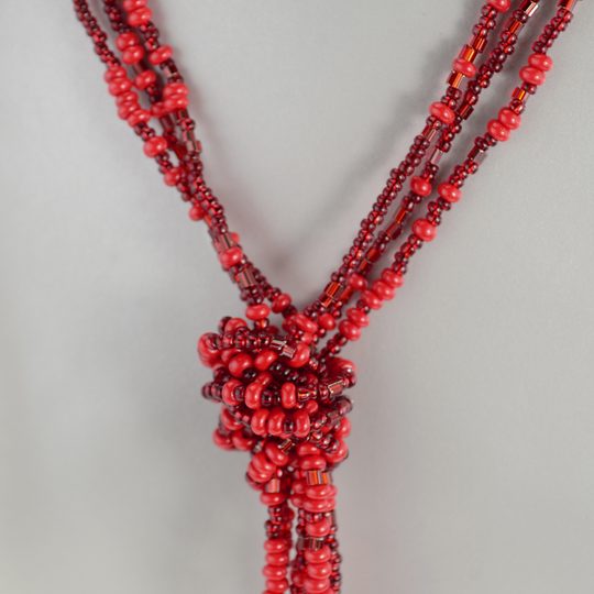 Náhrdelník rokajl červený dlouhý s uzlem