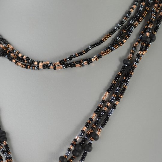 Náhrdelník rokajl dlouhý s uzlem černá/bronzová