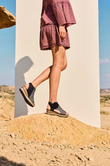 Rieker rímske sandále na kline čierne 63791-01