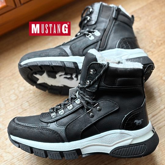 Mustang šněrovací kotník černý 1481-606-009