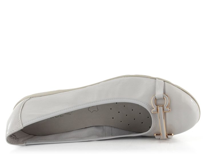 Caprice šedé kožené baleríny so zdobenou špičkou Light Grey 9-22172-20