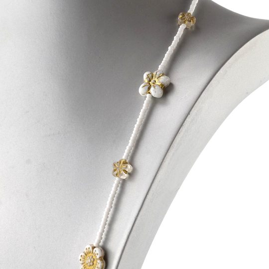 Náhrdelník ze skleněných kamenů a rokajlů bílé květy/pokov