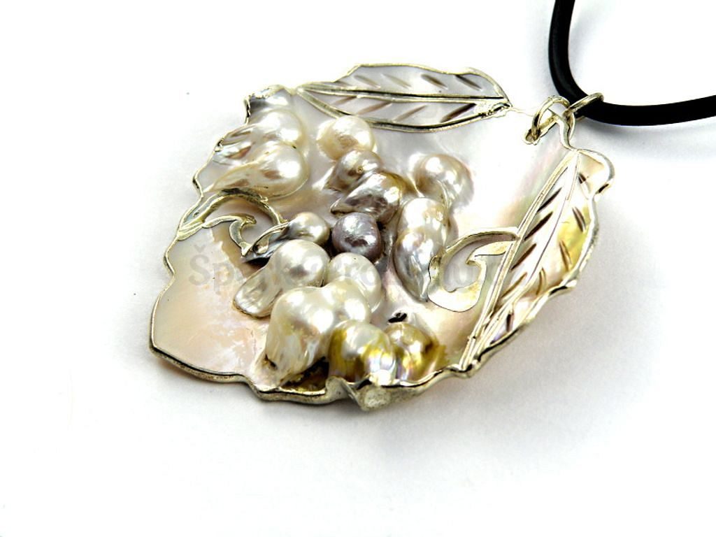 Perleťový přívěsek lísteček - Šperky pro ženy