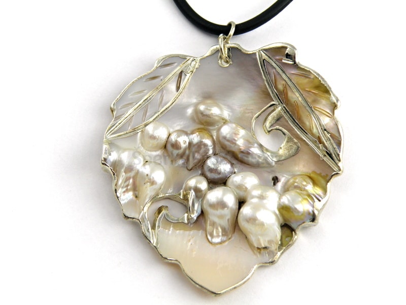 Perleťový přívěsek lísteček - Šperky pro ženy