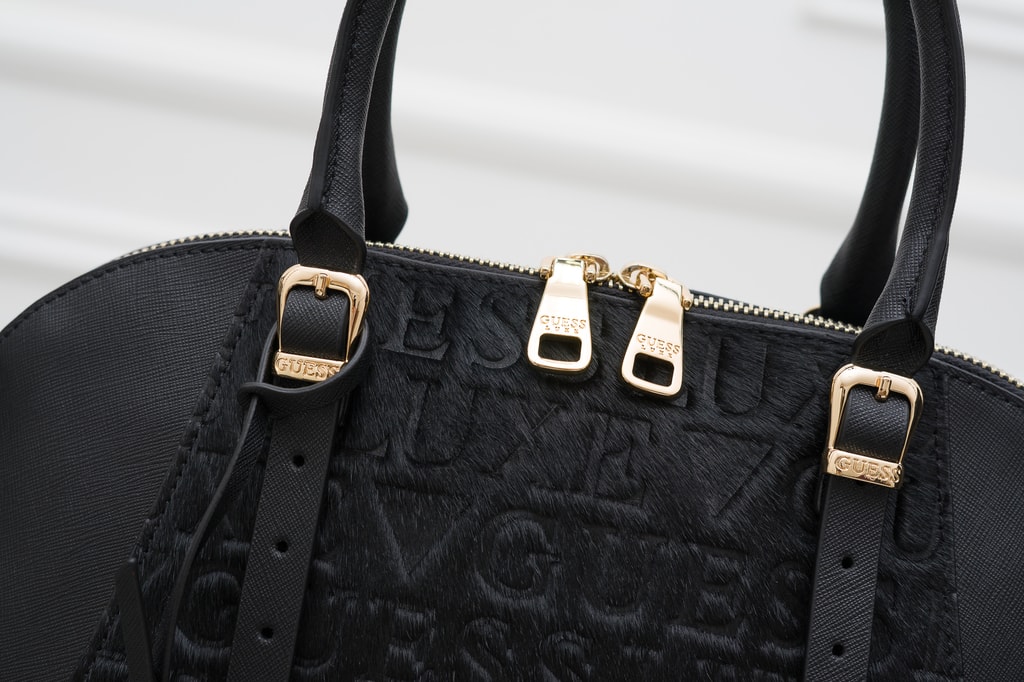 Guess Luxe kožená kabelka se srstí černá - Guess Luxe - Do ruky - Kožené  kabelky - GLAM, protože chci být odlišná!