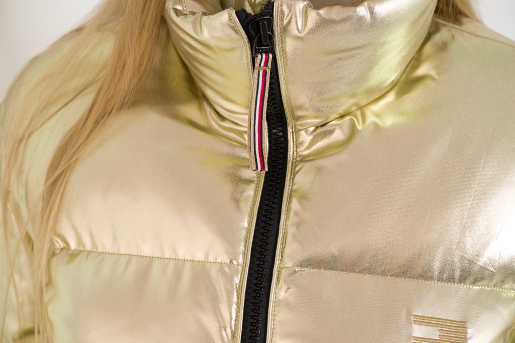 Tommy Hilfiger dámská péřová bunda zlatá - Tommy Hilfiger - Zimní bundy -  Dámské oblečení - GLAM, protože chci být odlišná!